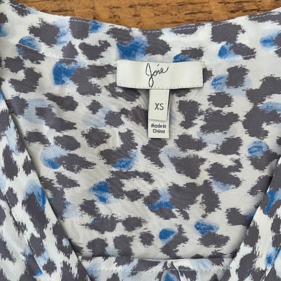 JOIE Button Down Silk Animal Print Button Down V Neck Blouse Sz XS - Picture 4 of 6